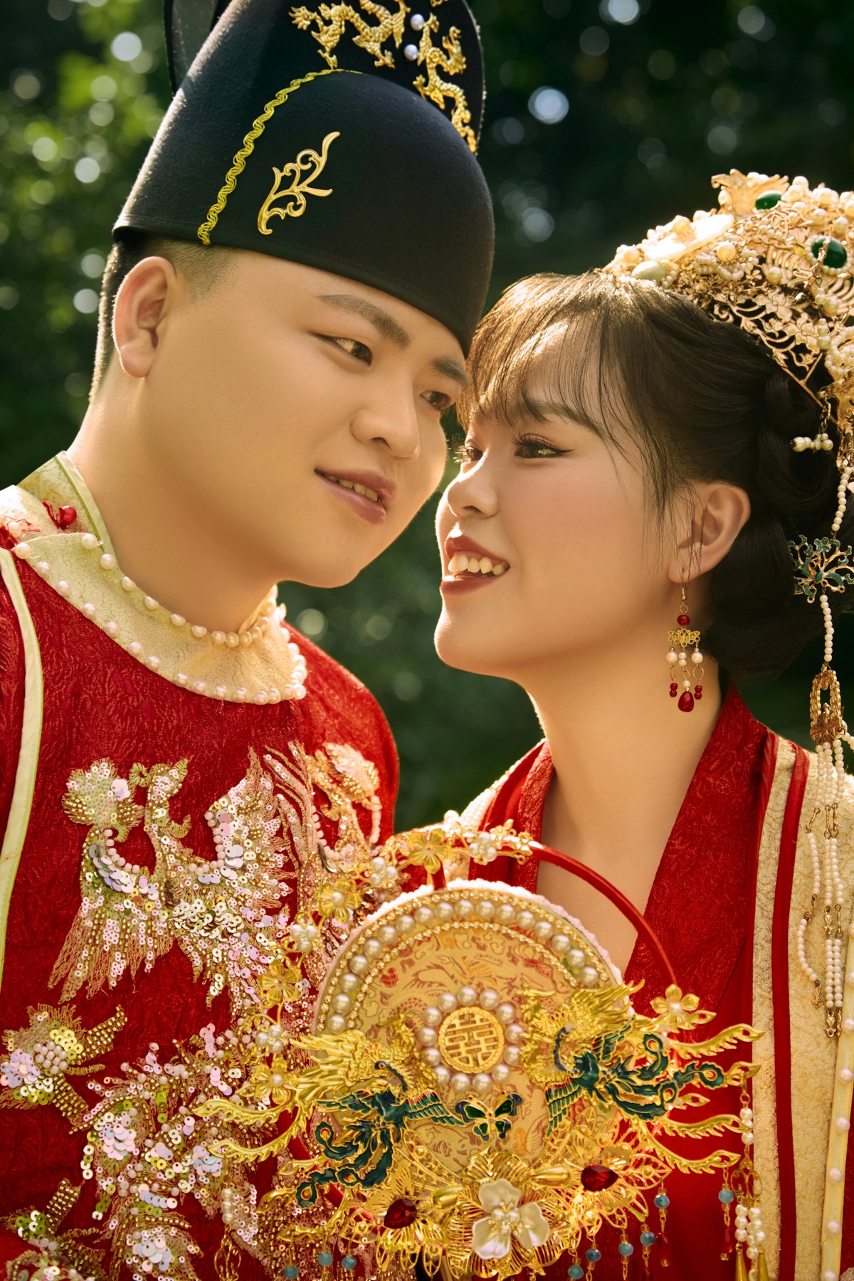 中式婚服与团扇，两人笑意盈盈