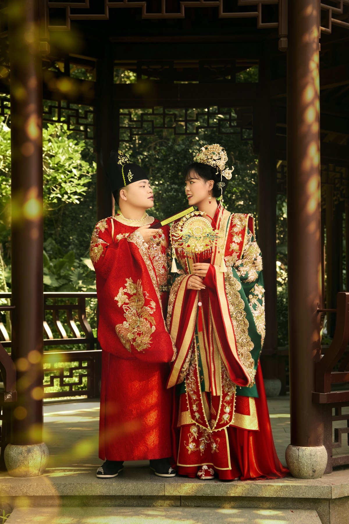 陈正焱与田榆呈身着中式婚服，在园林门廊相望