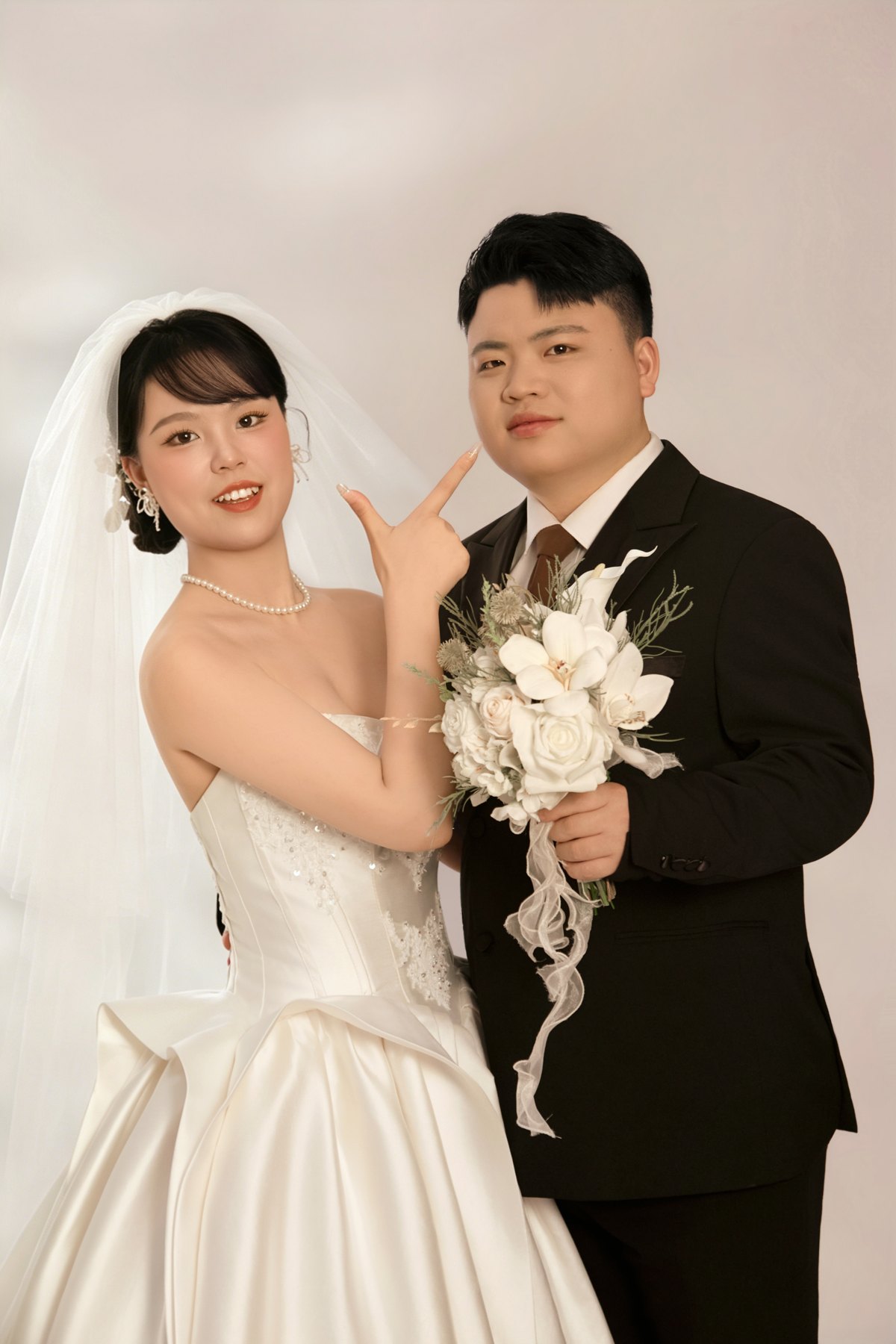 头纱下的两人，手捧白色花束